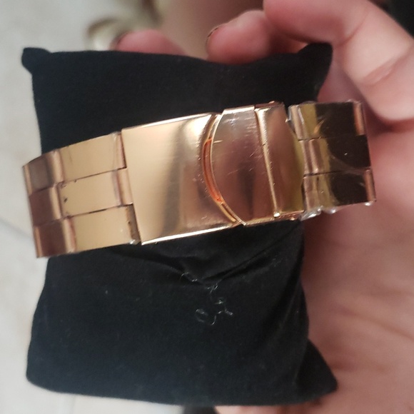 Versales stainless steal means watch - Picture 2 of 4